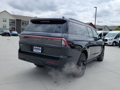 New 2026 Lincoln Navigator L Reserve AWD/4WD image 3