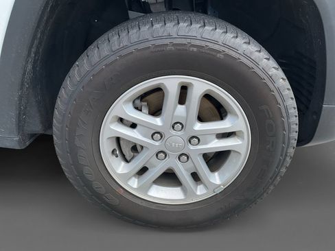 Used 2023 Jeep Grand Cherokee Laredo AWD/4WD image 13