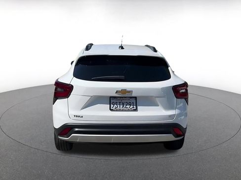 Used 2025 Chevrolet Trax LT w/ LT Convenience Package FWD image 12
