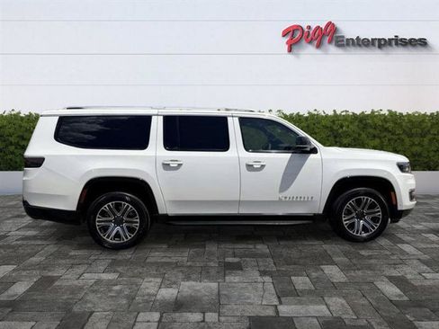Used 2024 Jeep Wagoneer L Series II RWD image 12