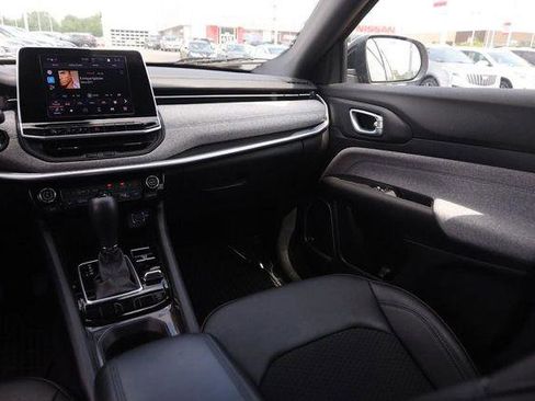 Used 2025 Jeep Compass Latitude w/ Sun & Sound Group AWD/4WD image 25