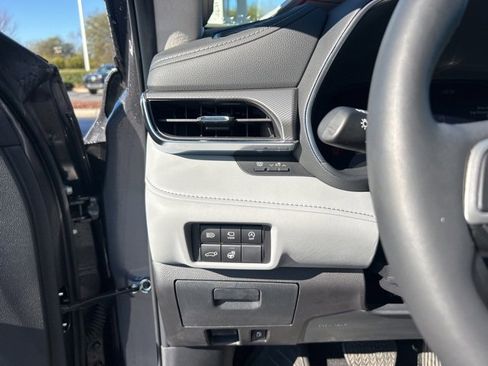 Used 2024 Toyota Highlander Platinum image 27