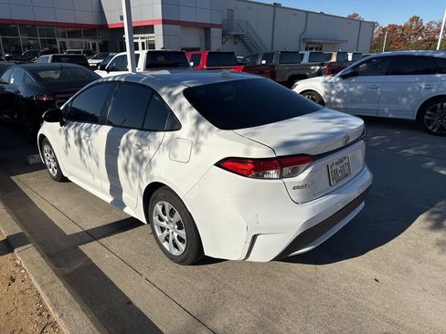 Used 2022 Toyota Corolla LE image 4