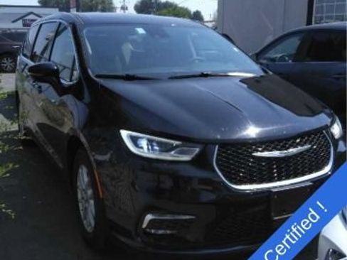 Used 2024 Chrysler Pacifica Touring-L FWD image 2