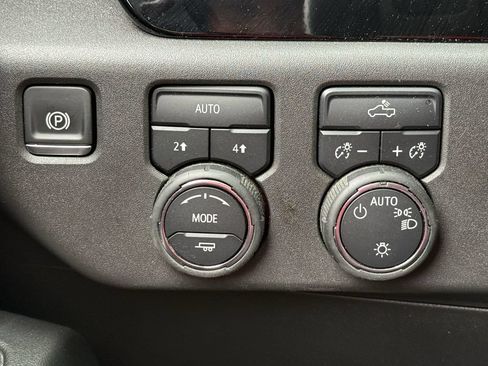 Used 2025 Chevrolet Silverado 1500 LT AWD/4WD image 21