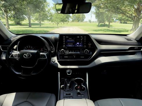 Used 2021 Toyota Highlander XLE AWD/4WD image 9