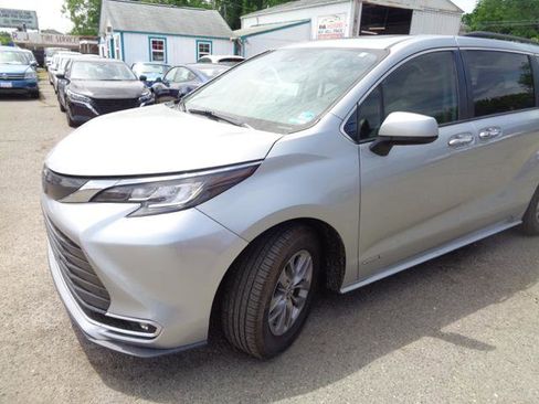 Used 2021 Toyota Sienna XLE FWD image 26