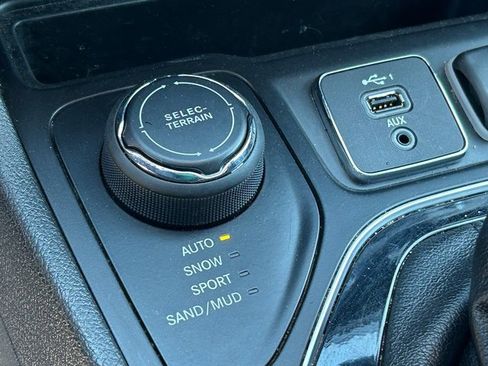 Used 2019 Jeep Cherokee Limited image 16