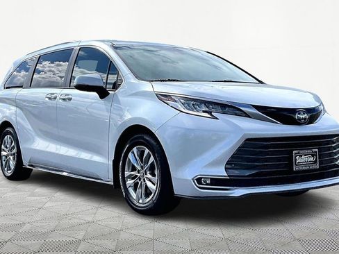 Used 2022 Toyota Sienna Limited image 5