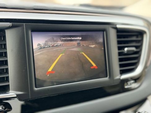 Used 2023 Chrysler Voyager LX image 13