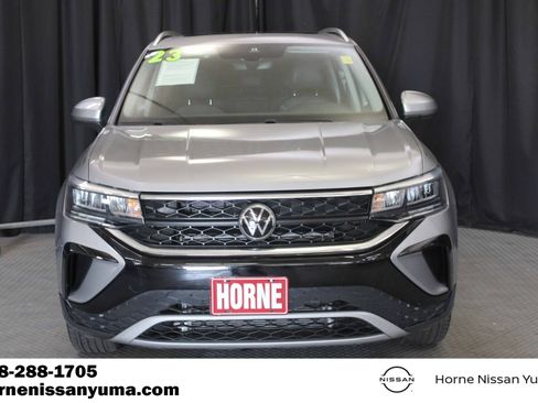 Used 2023 Volkswagen Taos SE w/ Panoramic Sunroof Package FWD image 2