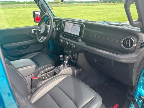 Used 2024 Jeep Wrangler Unlimited Sahara w/ Technology Group AWD/4WD image 18