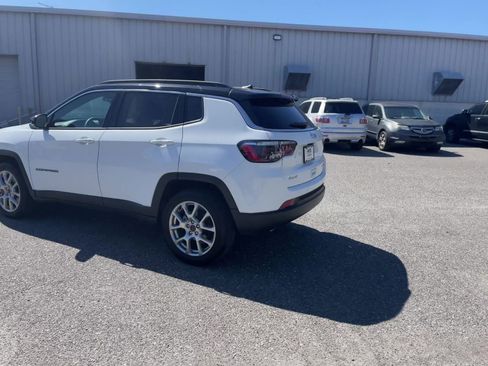Used 2025 Jeep Compass Limited AWD/4WD image 4