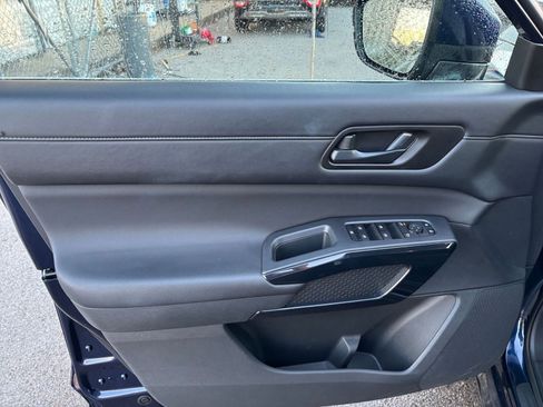 Used 2025 Nissan Pathfinder SV image 22