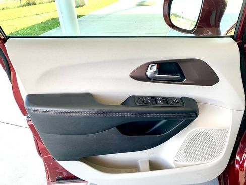 Used 2019 Chrysler Pacifica Touring Plus image 9