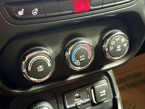 Used 2016 Jeep Renegade Trailhawk AWD/4WD image 17
