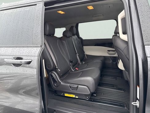 Used 2024 Kia Carnival EX image 11