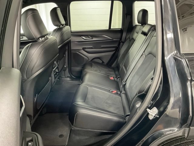 Used 2025 Jeep Grand Cherokee Altitude AWD/4WD image 12