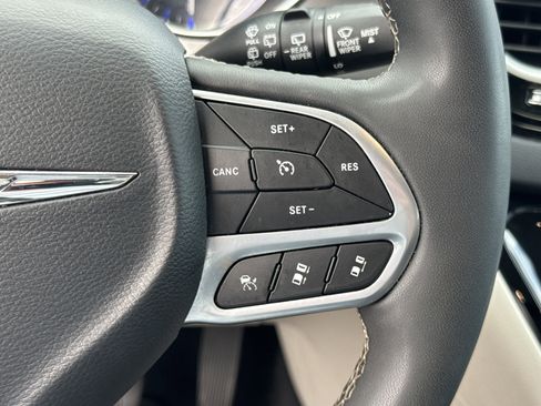 Used 2024 Chrysler Pacifica Touring-L image 26