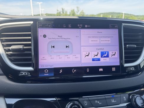 Used 2023 Chrysler Pacifica Touring-L FWD image 26