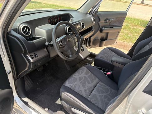 Used 2013 Scion xB FWD image 32
