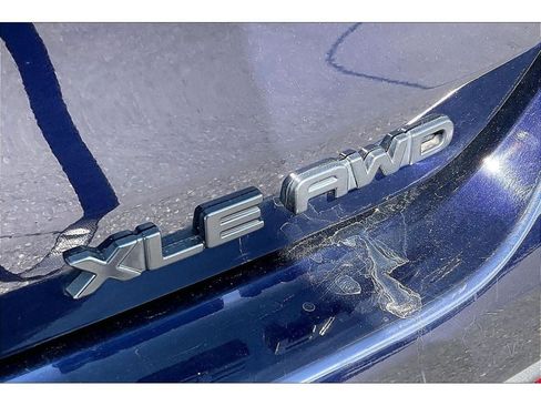 Used 2021 Toyota Highlander XLE AWD/4WD image 9