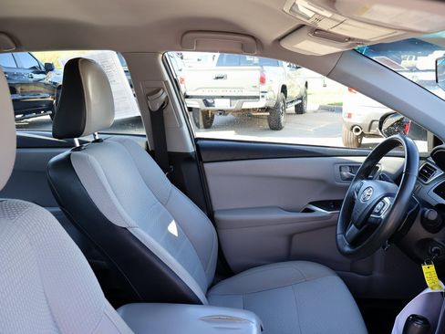 Used 2017 Toyota Camry SE image 8