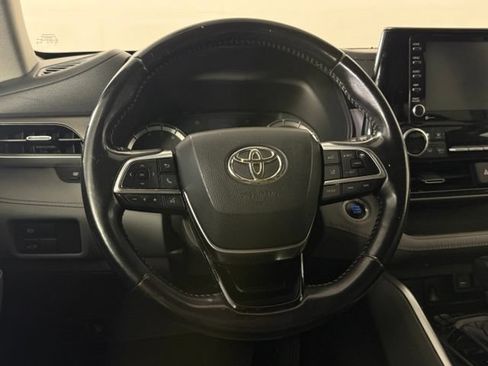 Used 2021 Toyota Highlander LE FWD image 22