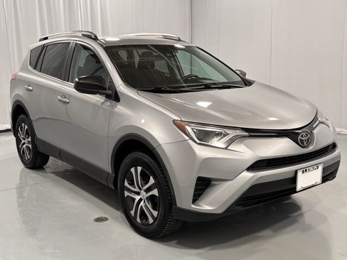 Used 2018 Toyota RAV4 LE image 4