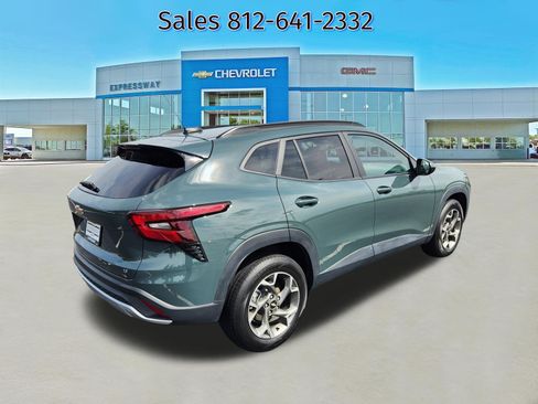 Used 2025 Chevrolet Trax LT FWD image 7