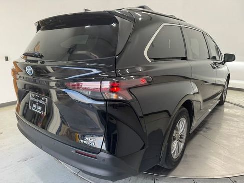 Used 2024 Toyota Sienna XLE w/ XLE Plus Package FWD image 31