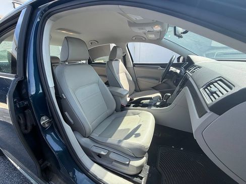 Used 2018 Volkswagen Passat 2.0T R-Line FWD image 9