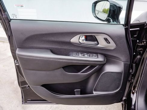 New 2027 Chrysler Pacifica Select FWD image 25