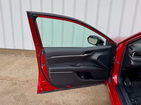 Used 2021 Toyota Camry SE w/ Cold Weather Package image 14