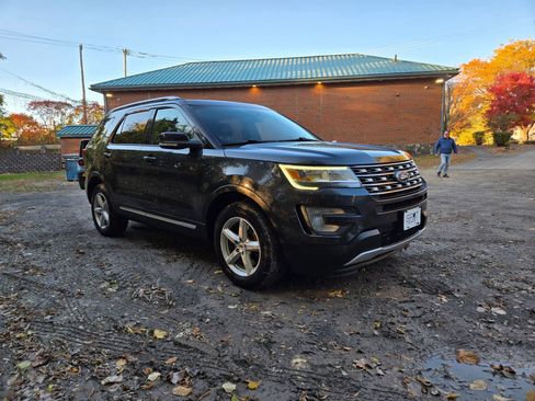 Used 2017 Ford Explorer XLT w/ Equipment Group 202A AWD/4WD image 11