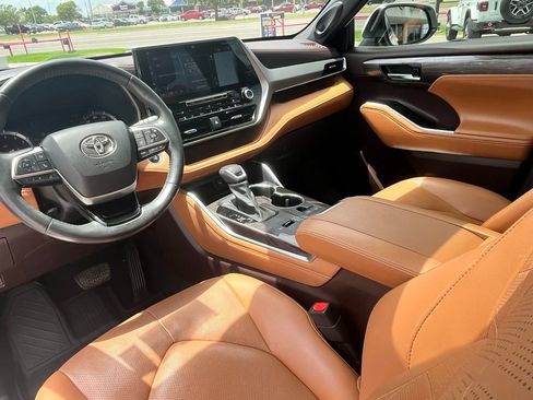 Used 2021 Toyota Highlander Platinum FWD image 8
