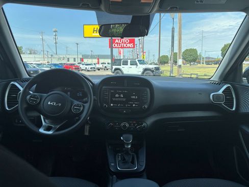 Used 2025 Kia Soul LX w/ LX Technology Package FWD image 31
