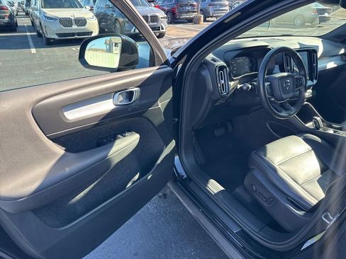 Used 2020 Volvo XC40 T5 Momentum w/ Premium Package image 10