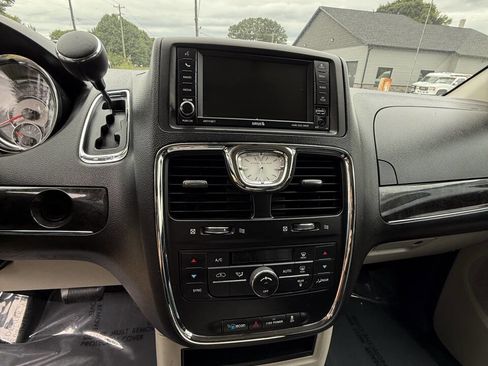 Used 2014 Chrysler Town & Country Touring image 9