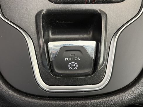Used 2020 Jeep Cherokee Trailhawk AWD/4WD image 22