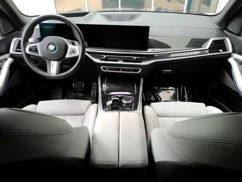 Used 2025 BMW X5 sDrive40i w/ M Sport Package RWD image 2