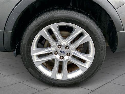 Used 2017 Ford Explorer XLT w/ Equipment Group 202A image 9