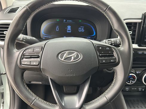 Used 2025 Hyundai Venue Limited FWD image 14