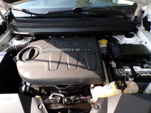 Used 2019 Jeep Cherokee Latitude w/ Popular Appearance Group FWD image 32