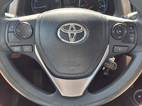 Used 2018 Toyota RAV4 LE FWD image 15
