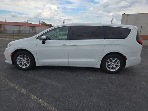 Used 2023 Chrysler Pacifica Touring-L FWD image 5