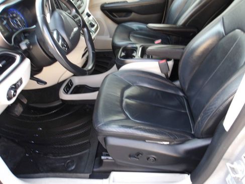 Used 2017 Chrysler Pacifica Touring-L FWD image 5
