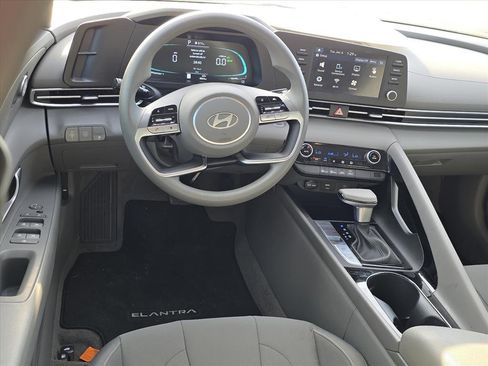 Used 2025 Hyundai Elantra Blue image 11
