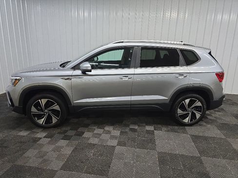 Used 2023 Volkswagen Taos SE w/ Panoramic Sunroof Package AWD/4WD image 5