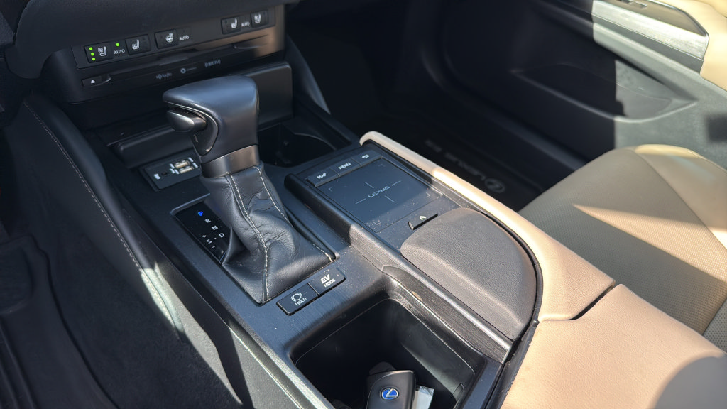 Used 2020 Lexus ES 300h w/ Premium Package FWD image 30